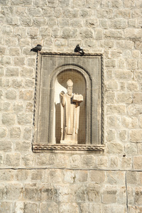 雕塑在杜布罗夫尼克城堡的大门