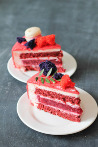 红丝绒马卡龙装饰的美味红自制蛋糕