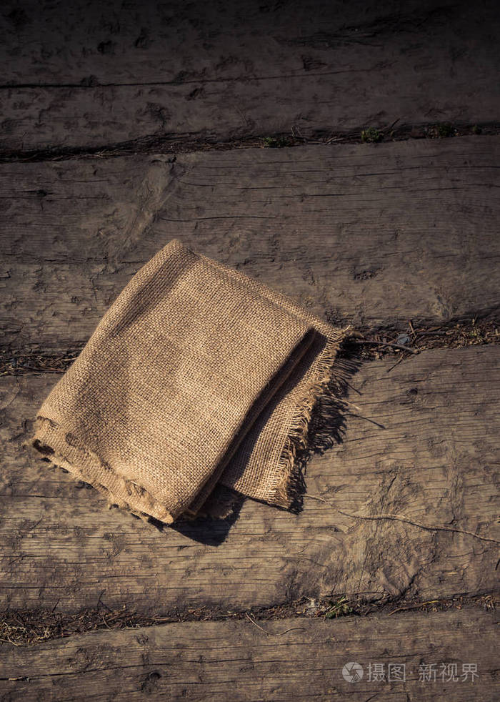 棕色天然亚麻质地织物在木材上