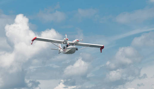 双引擎轻型水上飞机照片