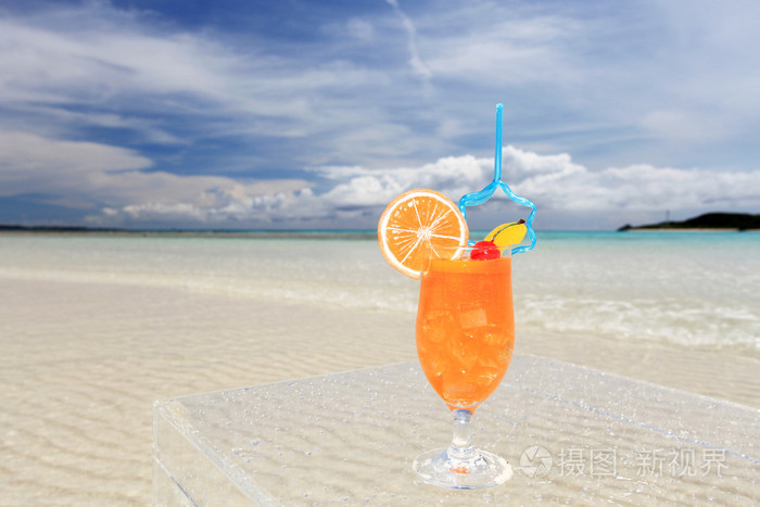 美丽的海滩和饮料