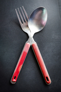 旧的叉子和勺子