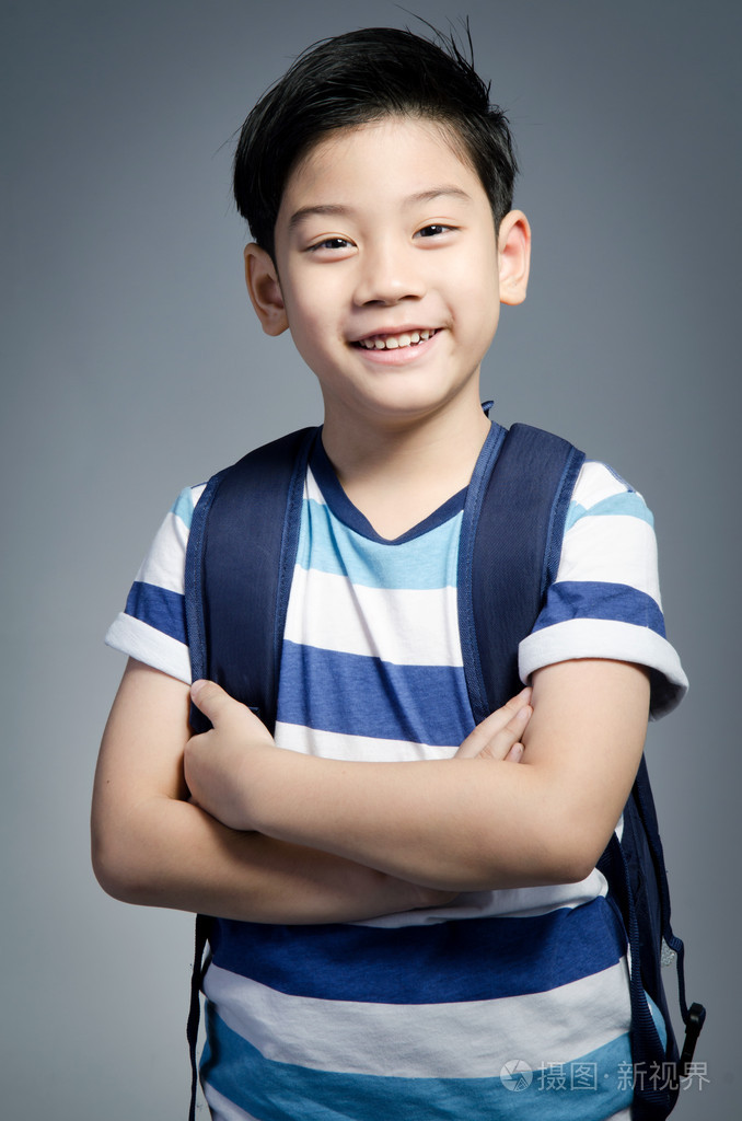 站在一起挂在他的工具袋的亚洲小孩应照片-正版商用图片072sws-摄图新