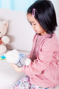 亚洲女孩和她的玩具熊