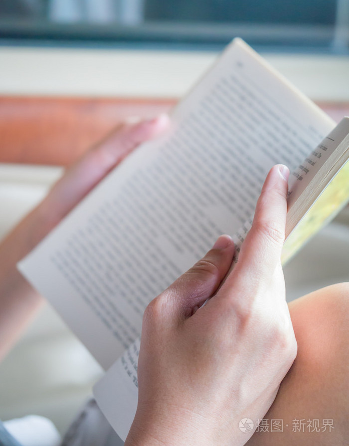 手拿着书坐在一辆车