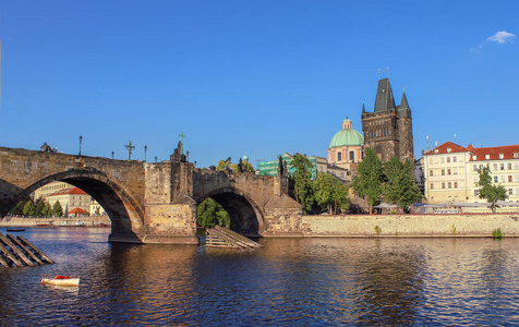 捷克共和国伏尔塔瓦河河老城布拉格查尔斯桥和历史建筑的看法。晴朗夏日的布拉格城市