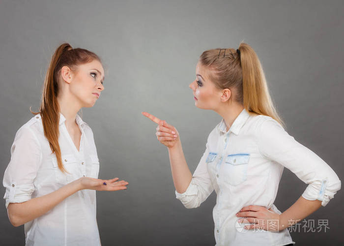 人际冲突不良的人际关系友谊困难概念两个年轻女性朋友之间争吵