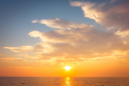 美丽的日落在海滩和海复古过滤器