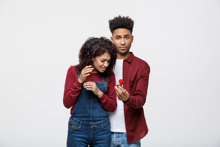 年轻的非洲裔美国人害怕女友拒绝求婚。幽默的情况