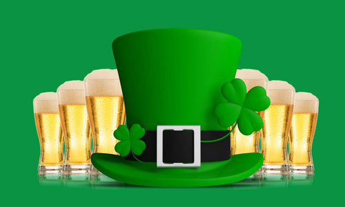 St 帕特里克天妖精帽子和啤酒镜被隔绝在绿色背景。3d 插图