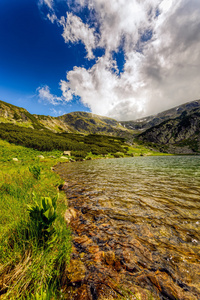 下在 fagaras 王铁高原冰川湖的风景