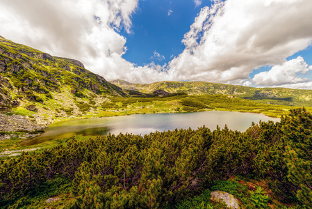 下在 fagaras 王铁高原冰川湖的风景