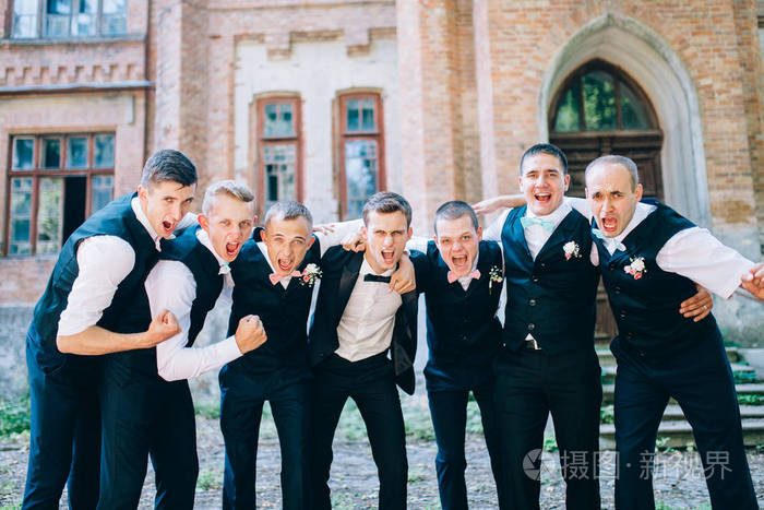 年轻新郎与伴郎摆姿势