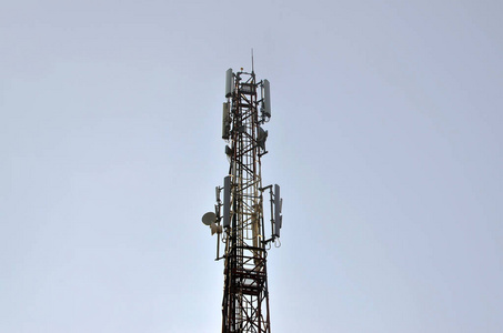 发射无线电波和接收无线信号的高塔。在大范围内提供无线通信的帖子