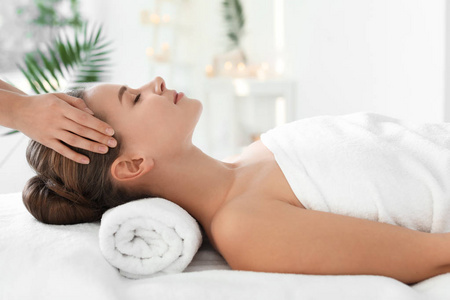 女人享受spa的腹部按摩图片-女人享受spa的腹部按摩素材-女人享受spa