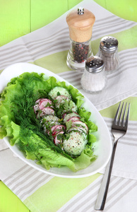 维生素蔬菜沙拉在碗上木表特写