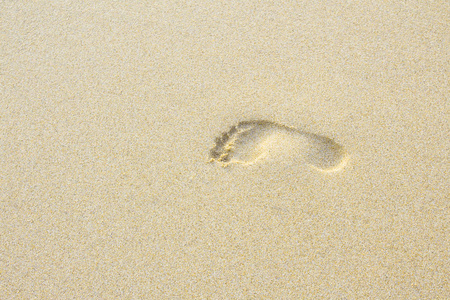 脚印在海滩上