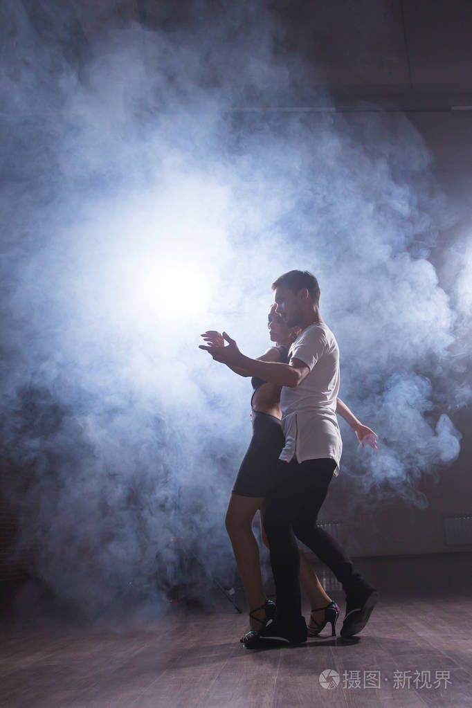 年轻的爱情侣跳舞社会dansekizomba或bachata