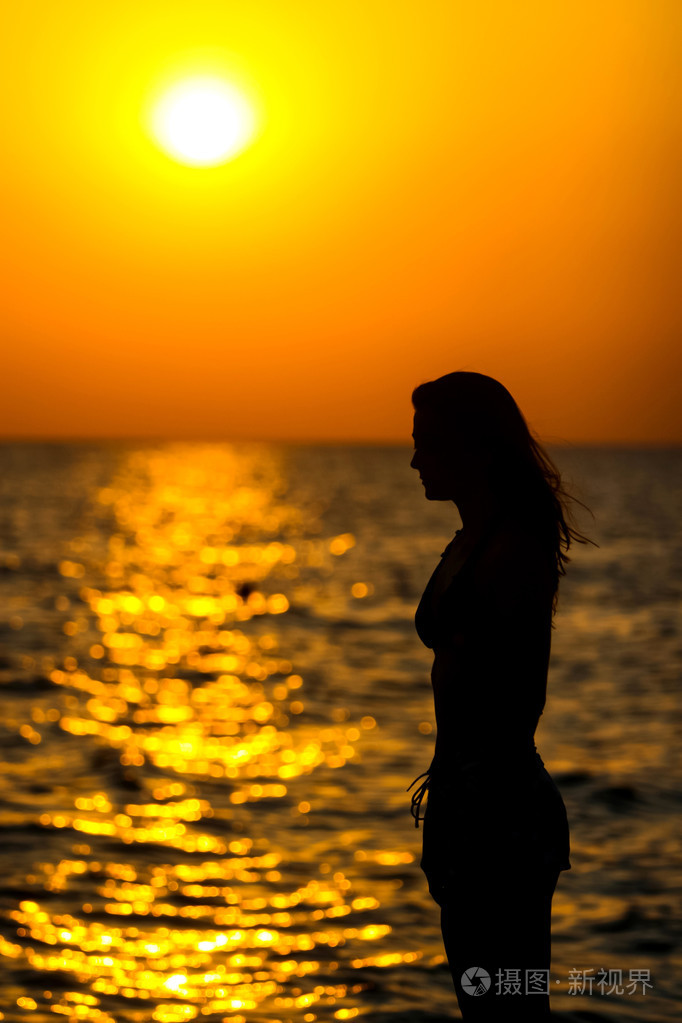 女人看着日落