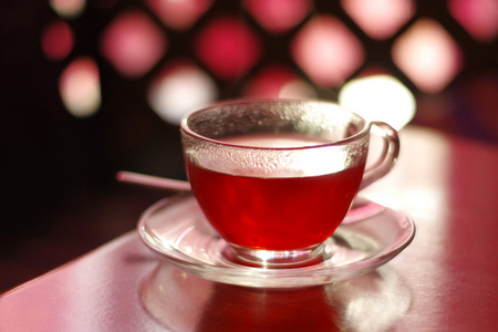 uzbek 餐厅的碗里倒茶壶里的红茶一杯红茶自制冰红茶与桃片在吸管的