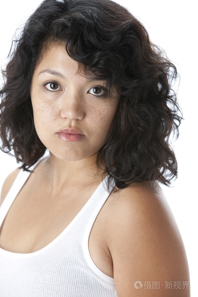 一张严肃的脸亚洲年轻女子的形象