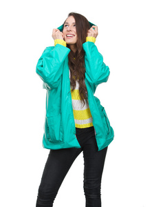 年轻女子捧着罩防雨外套