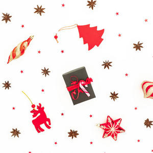 圣诞作文。圣诞节礼品盒, 红色玩具和闪闪发光的五彩纸屑在白色背景。平躺, 顶部视图