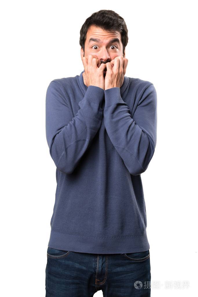 在白色背景下的胡子的受惊英俊的黑发男子