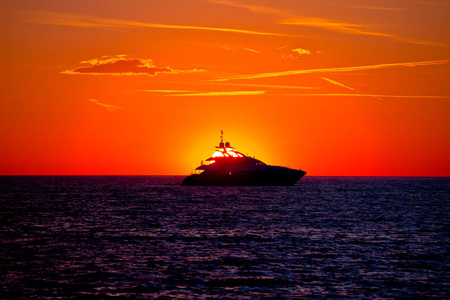 豪华游艇上开放海在金色的夕阳