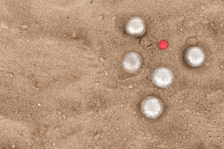 海滩。一场 Bocha 的游戏。在沙滩上 bocha 的银色球