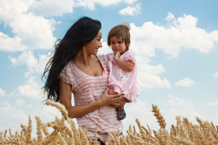 母亲抱着她可爱的女儿