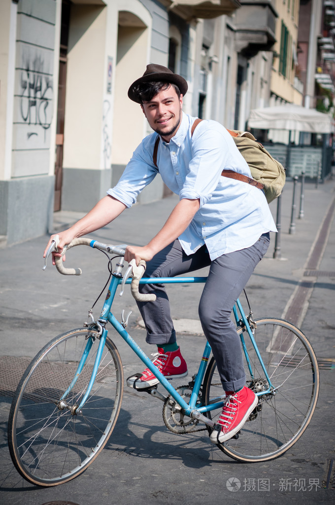 时髦年轻人骑着自行车