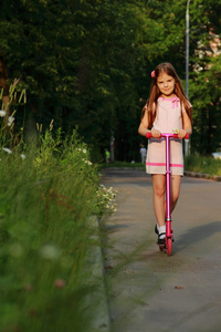 小女孩骑踏板车