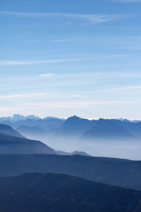 蓝蓝的天空和山