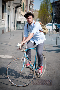 时髦年轻人骑着自行车