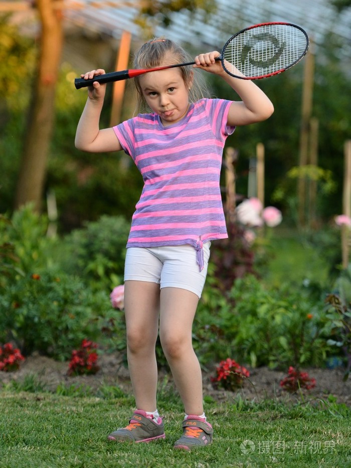 可爱的小女孩打羽毛球