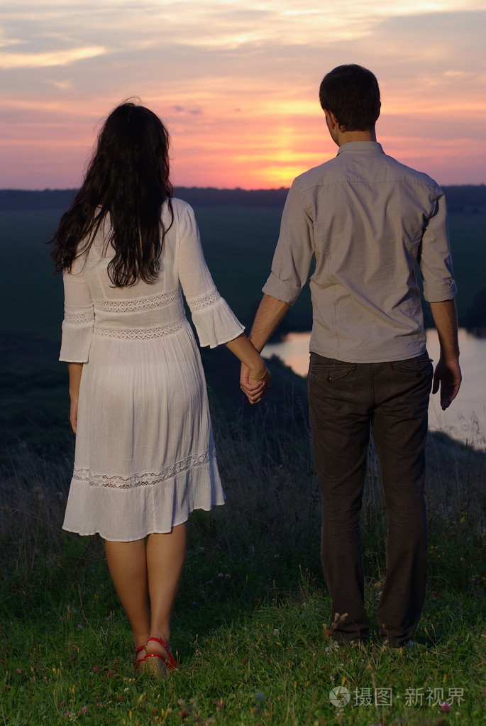 夕阳情侣