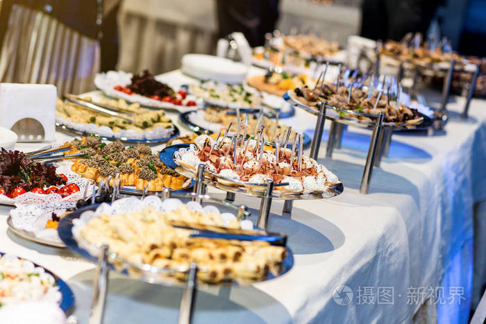 假日自助餐桌服务由不同的烤面包, 三明治, 小吃准备好在餐馆吃