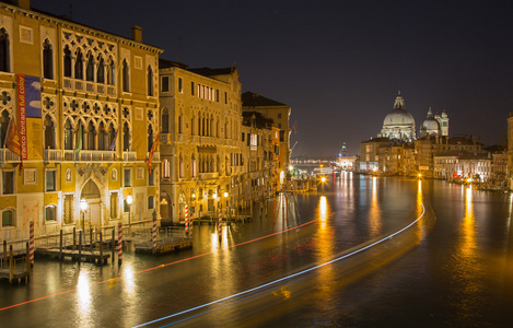 威尼斯在夜间从庞莉雅的大运河