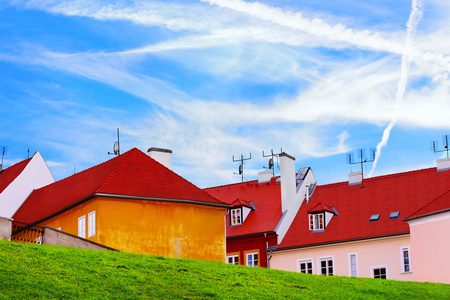 大厦在捷克的明亮照片。老房子与红色的屋顶上一座山