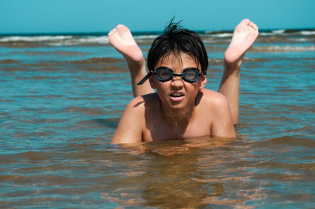 游在大海游泳眼镜的男孩