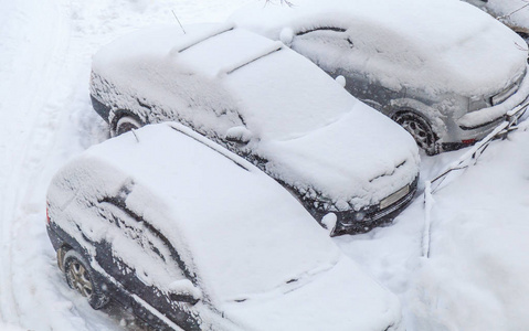 大雪中停放的汽车下雪