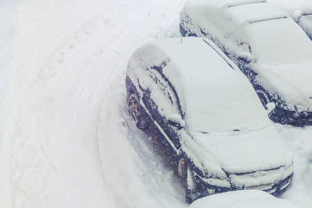 大雪中停放的汽车下雪