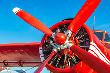 苏联战斗机红色双翼飞机的螺旋桨在阳光明媚的日子里照片