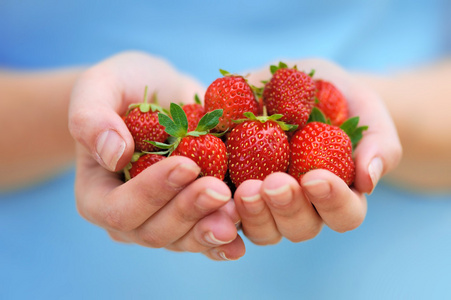 手牵新鲜草莓