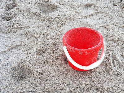 沙子里的红色玩具桶