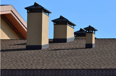 现代的屋顶和烟囱装饰。灵活的沥青或石板瓦。没有腐蚀和冷凝由于柔性屋面