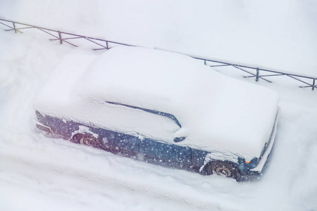 大雪中停放的汽车下雪