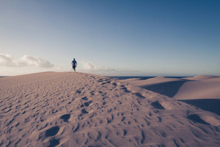 人类正在马斯帕洛马斯的沙丘上奔跑