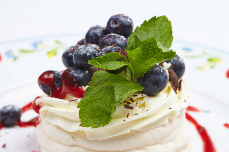 蛋白酥饼帕夫洛娃与蓝莓在白色盘子, 特写